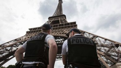 Photo of foto, video | Panică în centrul Parisului. Turnul Eiffel, evacuat din cauza unui bărbat care a încercat să escaladeze monumentul