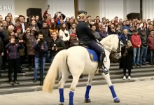 Photo of video | De 9 mai, Plutonul de Cavalerie dansează vals și mărșăluiește pe muzica fanfarei MAI