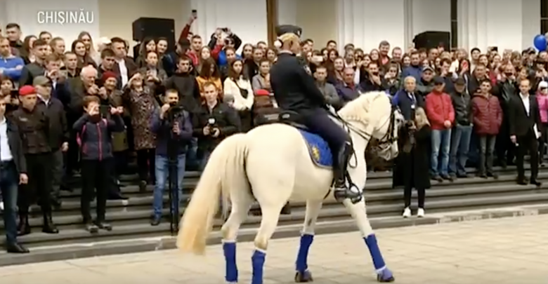 Photo of video | De 9 mai, Plutonul de Cavalerie dansează vals și mărșăluiește pe muzica fanfarei MAI