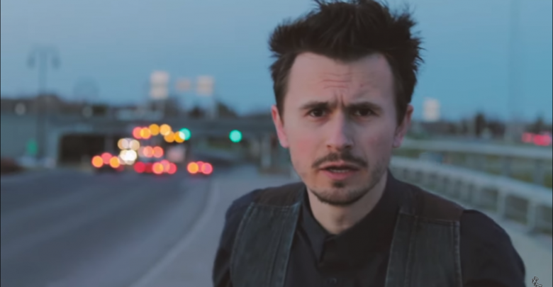 Photo of video | Andrei Bolocan vrea să arunce în aer clasa politică moldovenească cu hitul verii „Te rog, dă-mi pace”