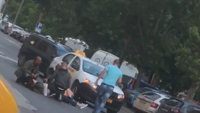 Photo of video | O tânără din capitală a ajuns la spital după ce a fost lovită de un taxi în timp ce traversa strada