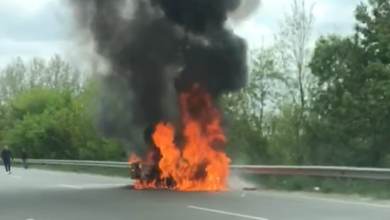 Photo of video | A luat foc din mers. O mașină a ars complet, în apropiere de localitatea Măgdăcești