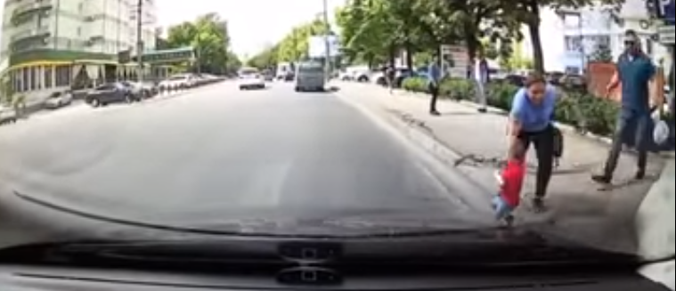 Photo of video | La doar un pas de tragedie. Un copil din capitală a fost salvat cu câteva secunde înainte de a fi lovit de o mașină