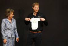 Photo of foto, video | Primele cadouri pentru micuțul Archie. Prințesa Olandei i-a dăruit ducelui de Sussex o hăinuță personalizată