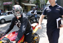 Photo of video | Un motociclist, care ar semăna cu Țuțu, surprins printre manifestanții care au boicotat protestul Blocului ACUM