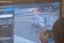 Photo of video | Câțiva angajați ai aeroportului Șeremetievo au filmat râzând cum avionul ateriza în flăcări: „Нормально он сел. С огоньком”