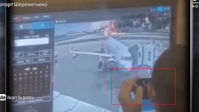 Photo of video | Câțiva angajați ai aeroportului Șeremetievo au filmat râzând cum avionul ateriza în flăcări: „Нормально он сел. С огоньком”