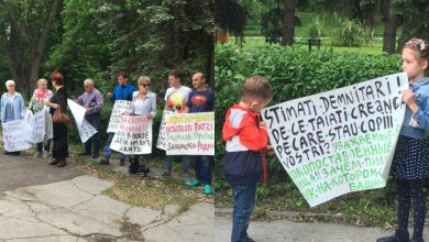 Photo of foto | Mai mulți oameni au ieșit în parcul „Alunelul” să protesteze împotriva construcției unei benzinării