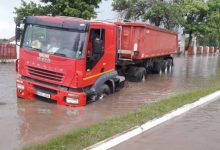 Photo of video | Lupta unui TIR cu șuvoaiele de apă: La Slobozia mașinile nu pot circula din cauza străzilor inundate