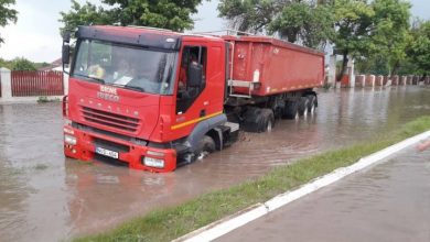 Photo of video | Lupta unui TIR cu șuvoaiele de apă: La Slobozia mașinile nu pot circula din cauza străzilor inundate