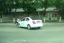 Photo of video | Accident rutier cu implicarea unui pieton. Un bărbat, doborât de un automobil în timp ce traversa strada neregulamentar