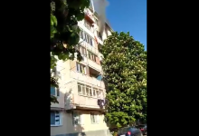 Photo of video | Un apartament din capitală a fost cuprins de flăcări. La faţa locului s-au deplasat pompierii și ambulanţa