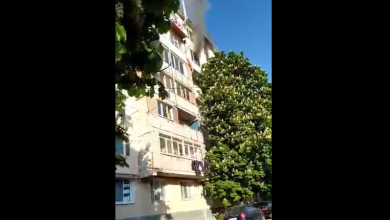 Photo of video | Un apartament din capitală a fost cuprins de flăcări. La faţa locului s-au deplasat pompierii și ambulanţa