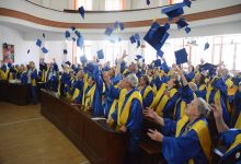 Photo of foto | Vârsta nu pune limite. 130 de pensionari și-au primit diplomele de absolvenți ai unei universități din România
