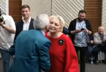 Photo of video | Un pensionar i-a făcut o declarație de dragoste Vioricăi Dăncilă: „Doamnă prim ministră, poate adormim în același timp”