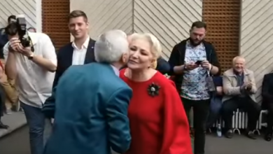 Photo of video | Un pensionar i-a făcut o declarație de dragoste Vioricăi Dăncilă: „Doamnă prim ministră, poate adormim în același timp”