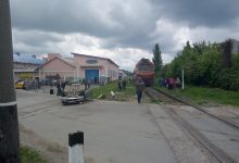 Photo of foto | O mașină a fost lovită de tren pe strada Albișoara din capitală