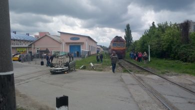 Photo of foto | O mașină a fost lovită de tren pe strada Albișoara din capitală