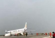 Photo of video | Stres pentru pasagerii unui avion după ce șasiul s-a defectat: La bord se aflau peste 80 de persoane