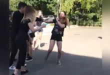 Photo of video | Două eleve din capitală și-au împărțit pumni chiar în timpul repetițiilor pentru ultimul sunet. Una dintre fete, transportată la spital