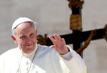 Photo of Papa Francisc a adresat public scuze pentru că a lovit mâna unei doamne. „Femeile trebuie respectate și onorate”