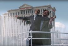 Photo of video | Celine Dion a surprins zeci de trecători din Las Vegas: Și-a împărțit pantofii și a imitat o scenă din „Titanic”