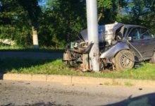 Photo of Alcoolul i-ar fi schimbat traseul… fără succes. Un tânăr s-a izbit cu automobilul de un pilon electric din Bălți