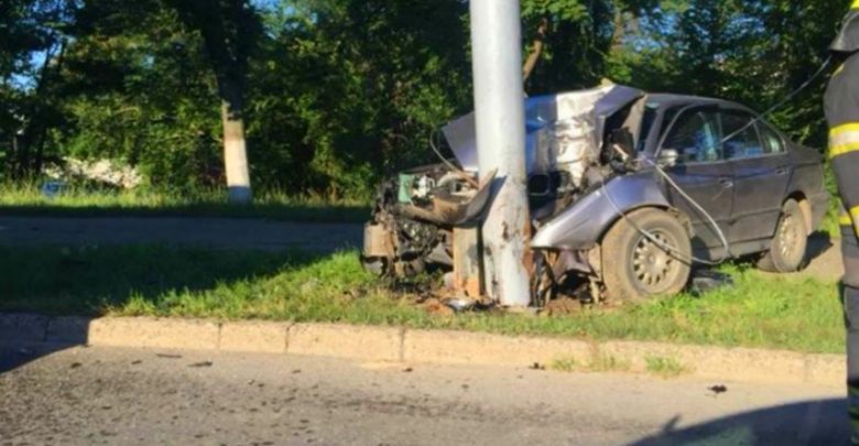 Photo of Alcoolul i-ar fi schimbat traseul… fără succes. Un tânăr s-a izbit cu automobilul de un pilon electric din Bălți