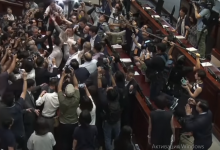 Photo of video | Au dezbătut până s-au bătut: Mai mulți deputați s-au luat la bătaie dn cauza unui proiect de lege