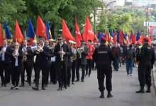 Photo of video | Înarmați cu pancarte, drapele și trompete. Socialiștii organizează un marș dedicat Zilei Muncii