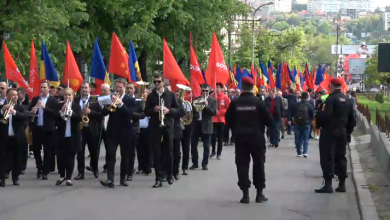 Photo of video | Înarmați cu pancarte, drapele și trompete. Socialiștii organizează un marș dedicat Zilei Muncii