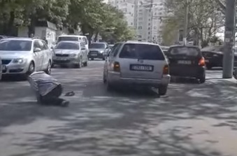 Photo of video | De ce l-ar ajuta, dacă-l poate evita? Un șofer, surprins în timp ce ocolește un pieton întins în mijlocul drumului