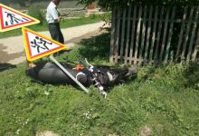 Photo of foto | În loc să frâneze, ar fi accelerat. Un tânăr fără permis a intrat cu motocicleta într-un indicator rutier la Sîngerei 