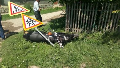 Photo of foto | În loc să frâneze, ar fi accelerat. Un tânăr fără permis a intrat cu motocicleta într-un indicator rutier la Sîngerei 