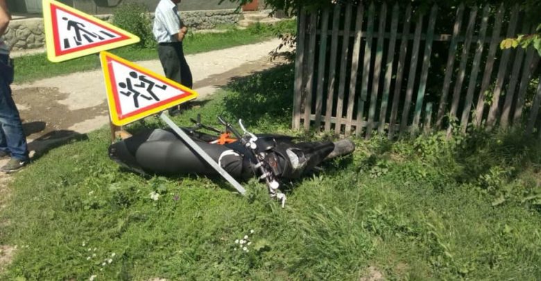 Photo of foto | În loc să frâneze, ar fi accelerat. Un tânăr fără permis a intrat cu motocicleta într-un indicator rutier la Sîngerei 
