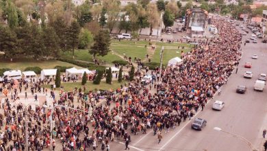 Photo of foto | La Marșul Victoriei organizat de Partidul ȘOR au participat 15.000 de oameni: „Ne închinăm în fața celor datorită cărora avem pace”