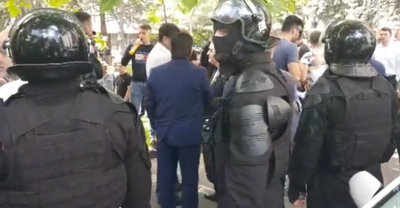 Photo of video | „Așa se trăiește într-un stat mafiotizat”. Membrii Blocului ACUM au protestat în fața Guvernului