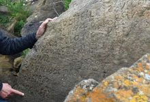 Photo of video | O localitate din Franța va plăti 2000 de euro celui care va desluși o inscripție de pe o stâncă. Unde se află relicva de câteva secole?