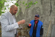 Photo of video | Vloggerul englez și-a încheiat călătoria prin Moldova: A sădit flori și a băut vin împreună cu câțiva boschetari