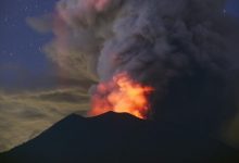 Photo of Lavă aruncată la 3 kilometri și zeci de zboruri anulate: un vulcan de pe Bali a început să erupă din nou săptămâna aceasta