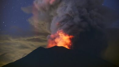 Photo of Lavă aruncată la 3 kilometri și zeci de zboruri anulate: un vulcan de pe Bali a început să erupă din nou săptămâna aceasta