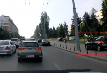 Photo of video | I s-a epuizat răbdarea. Un șofer, surprins cum merge cu mașina pe trotuar pentru a ocoli ambuteiajul de pe o stradă