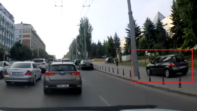 Photo of video | I s-a epuizat răbdarea. Un șofer, surprins cum merge cu mașina pe trotuar pentru a ocoli ambuteiajul de pe o stradă