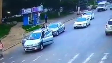 Photo of video | Bătaie ca-n filme pe o stradă din Bălți. Un șofer s-a luat la pumni cu un pieton, creând ambuteiaj