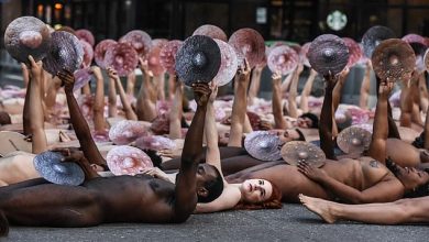 Photo of foto 16+ | Protest în pielea goală. Zeci de tineri au pozat nude în mijlocul New York-ului