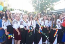 Photo of foto | Au purtat ia cu mândrie la balul de absolvire. Mai mulți elevi din Găgăuzia au schimbat costumele de gală pe portul tradițional