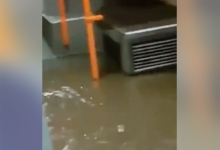 Photo of video | Un troleibuz din capitală s-a umplut cu apă după ce a oprit într-o stație