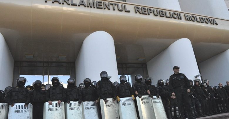 Photo of foto | „Poliția și Armata sunt ale Moldovei, nu ale lui Plahotniuc”. În plină criză politică, diaspora vine cu un mesaj pentru soldați, carabinieri și MAI