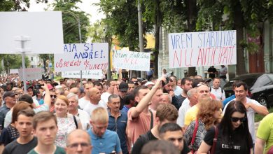 Photo of foto | „PDM – partidul poporului”. Imagini cu protestatarii din centrul capitalei care scandează împotriva lui Năstase și Sandu