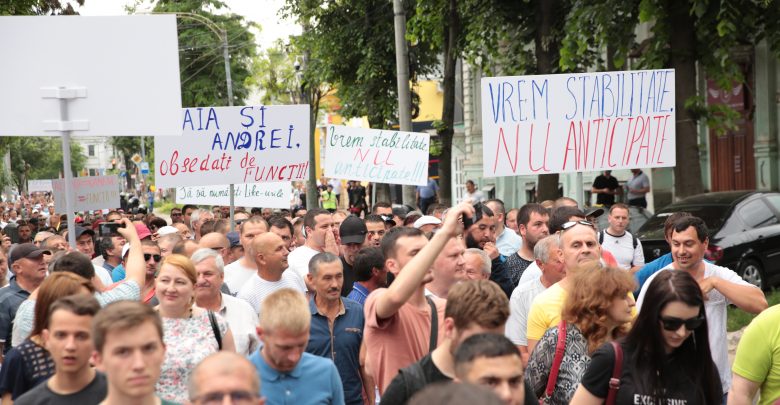 Photo of foto | „PDM – partidul poporului”. Imagini cu protestatarii din centrul capitalei care scandează împotriva lui Năstase și Sandu